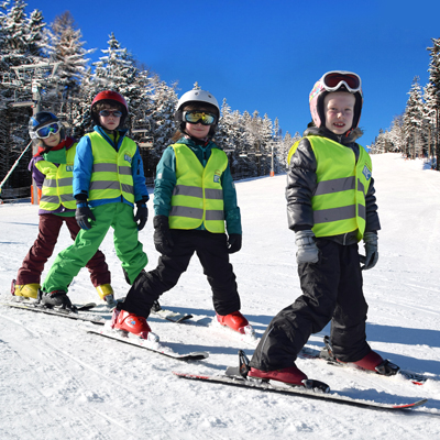 Skiunterricht für die kinder in der gruppe